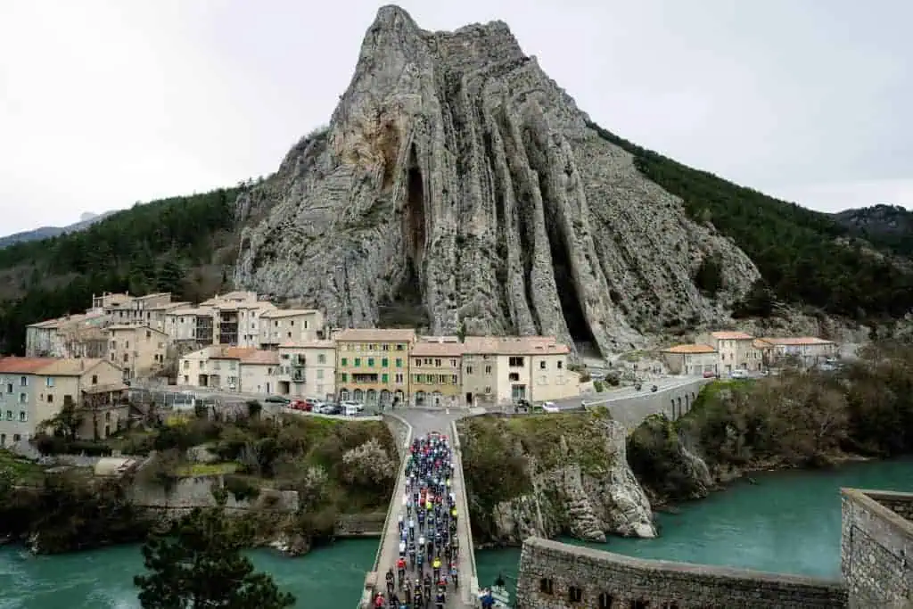 En mars 2024, le peloton de Paris-Nice s'était élancé de Sisteron, au pied de la montagne de la Baume, pour la 6e étape, direction La Colle-sur-Loup. Photo ASO / Billy Ceusters