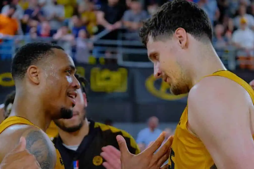 Mathieu Wojciechowski (ici à droite, avec Robert Turner III) au soir du maintien la saison dernière. Photo Rudy Bourianne.