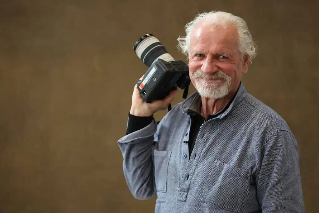 Yann Arthus Bertrand, one of France s most renowned photographers, will be in Marseille from December 17 to 20. Set up at 61, La Canebiere, his temporary studio is offering Marseilles residents the chance to be photographed free of charge. A simple, authentic shot for an ambitious project: The French and those who live in France, with a book due for publication in October 2025 in Marseille, Southern France on December 18, 2024. Yann Arthus Bertrand, l un des photographes francais les plus renommes, pose ses valises a Marseille du 17 au 20 decembre. Installe au 61, La Canebiere, son studio temporaire offre aux Marseillais la possibilite d etre photographies gratuitement. Un cliche simple, authentique, pour un projet ambitieux : Les Français et ceux qui vivent en France avec la sortie d un livre pour Octobre 2025 a Marseille le mercredi 18 decembre 2024.