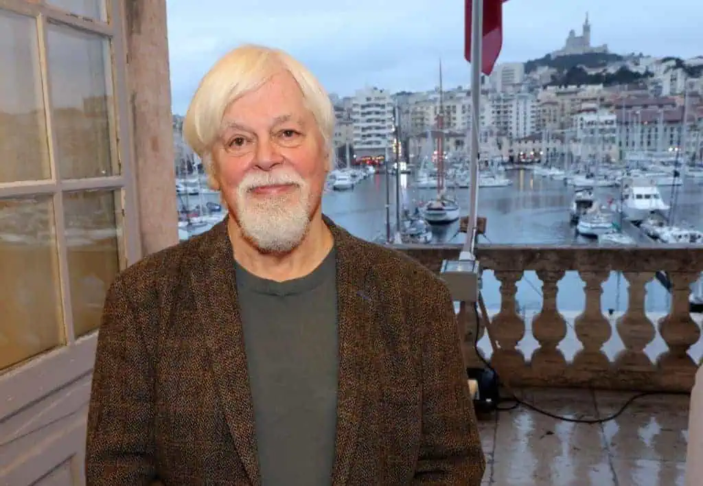 Benoit Payan, Paul Watson. Imprisoned for several months in Denmark for his opposition to whaling, Paul Watson, a fervent defender of the environment and biodiversity, has been free since December 17. The City of Marseille rallied to his side early on, calling on Denmark not to extradite him to Japan. Benoît Payan, Mayor of Marseille, is delighted to welcome Paul Watson on Monday, to pay tribute to his commitment in person in Marseille, Southern France on January 20, 2025. Incarcere pendant plusieurs mois au Danemark pour son engagement contre la peche a la baleine, Paul Watson, fervent defenseur de l environnement et de la biodiversite, est libre depuis le 17 décembre dernier. La Ville de Marseille s etait tres tot mobilisee a ses cotes pour demander au Danemark de ne pas proceder a son extradition vers le Japon. Benoit Payan, Maire de Marseille, est heureux de recevoir Paul Watson ce lundi, afin de saluer en personne son engagement. a Marseille, le lundi 20 janvier 2025