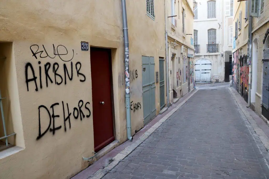 Wall tag against Airbnb rentals. In Marseille, Airbnb is a major irritant for residents of the Panier district.The explosion in tourist rentals is deregulating the real estate market and exasperating local residents.The city s municipal services are trying to stem the tide and penalize owners of Airbnb accommodations offering tourist rentals. Residents of the Le Panier district are tagging walls to show their anger in Marseille, Southern France, on January 20, 2024. Mur tague contre la locations Airbnb. A Marseille, Airbnb c est le grand ras le bol des habitants du quartier Le Panier. L explosion des locations touristiques deregule le marche immobilier et exaspere les habitants marseillais. Les services municipaux de la ville tentent d endiguer la vague et de verbaliser les proprietaires de logement Airbnb proposant des locations touristiques. Les habitants du quartier Le Panier taguent les murs pour montrer leur colère à Marseille le samedi 20 janvier 2024.