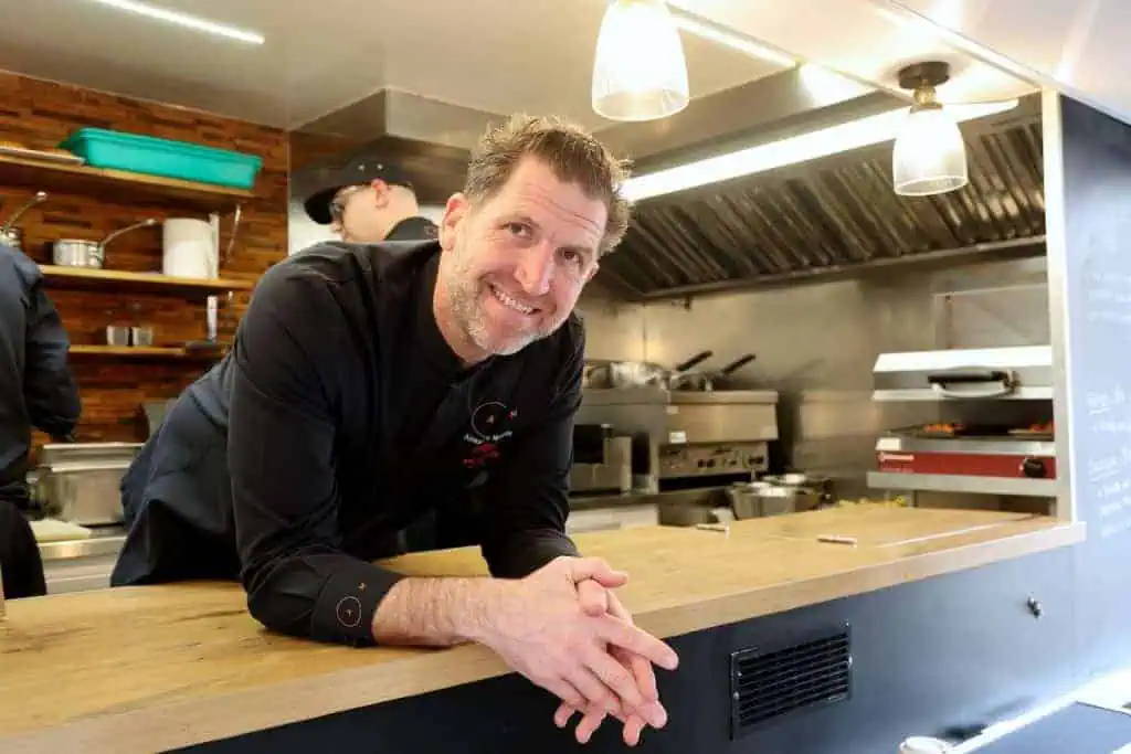 Alexandre Mazzia. Michelin-starred chef Alexandre Mazzia officially takes over the Mucem s catering operations in collaboration with Sodexo Live. Three-starred chef Alexandre Mazzia takes charge of the national museum's catering facilities. The announcement marks the end of an era: that of Gerald Passedat, an emblematic figure in Marseilles gastronomy, whose concession came to an end on January 31.The collaboration between the chef from Marseilles and Sodexo Live is nothing new, since Alexandre Mazzia had already developed the menus for the athletes restaurant at the last Olympic Games in Paris for the group. Alexandre Mazzia poses in front of his food truck Michel, which will be set up on the Mucem forecourt, Named in homage to his fisherman grandfather, this gastronomic truck is an invitation to taste elegant creations, conceived in the tradition of the AM restaurant In Marseille, Southern France on February 7, 2025. Le chef etoile marseillais Alexandre Mazzia reprend officiellement les poles restauration du Mucem en collaboration avec Sodexo Live. Alexandre Mazzia, chef triplement etoile, prend les commandes des espaces restauration du musee national. Une annonce qui marque la fin d une epoque : celle de Gerald Passedat, figure emblematique de la gastronomie marseillaise, dont la concession s est achevee au 31 janvier dernier. La collaboration entre le chef marseillais et Sodexo Live n est pas une nouveaute puisque c est deja pour le groupe de restauration collective qu Alexandre Mazzia avait developpe les menus proposes au restaurant des athletes lors des derniers Jeux Olympiques de Paris. Alexandre Mazzia pose devant son food truck Michel qui s installera sur le parvis du Mucem, baptise en hommage a son grand-pere pecheur, ce camion gastronomique est une invitation a deguster des creations elegantes, pensees dans la lignee du restaurant AM a Marseille le vendredi 7 fevrier 2025.