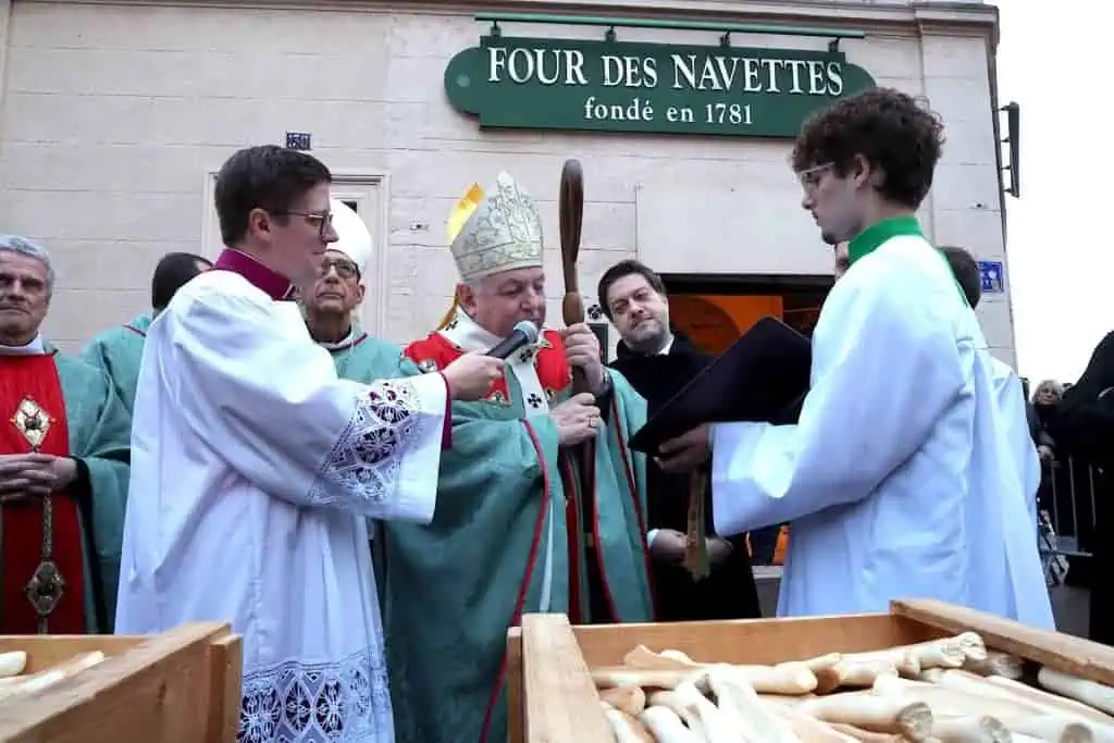 Benoit Payan and S.E. le Cardinal Jean-Marc Aveline and S.E. le Cardinal Juan Jose Omella Cardinal Jean-Marc Aveline celebrated mass at the Basilique Saint-Victor and then headed off to the navette ovens, where he blessed the traditional Provencal orange blossom cookies, surrounded by local politicians: Benoit Payan, mayor of Marseille, Martine Vassal, president of the Aix-Marseille metropolis, and RN deputy Franck Allisio. The navette is blessed every year on February 2 in Marseille during the Chandeleur festival, when the whole of France gets ready to make pancakes, and the Marseillais look forward to the making of these traditional cookies, which fill the whole Saint-Victor district with their fragrance In Marseille, Southern France on February 2, 2025. Le cardinal Jean-Marc Aveline a celebre une messe a la basilique Saint-Victor et ensuite le cardinal s en est alle aux fours des navettes ou il a beni les traditionnels biscuits provencaux a la fleur d oranger, entoure des politiques locaux: Benoit Payan maire de Marseille, Martine Vassal presidente de la metropole Aix-Marseille et le depute RN Franck Allisio. La navette est benie chaque annee, le 2 fevrier a Marseille lors de la fete de la Chandeleur alors que toute la France s apprete a faire sauter les crepes, les Marseillais attendent avec impatience la fabrication de ces biscuits traditionnels, qui embaument tout le quartier Saint-Victor a Marseille le dimanche 2 fevrier 2025.