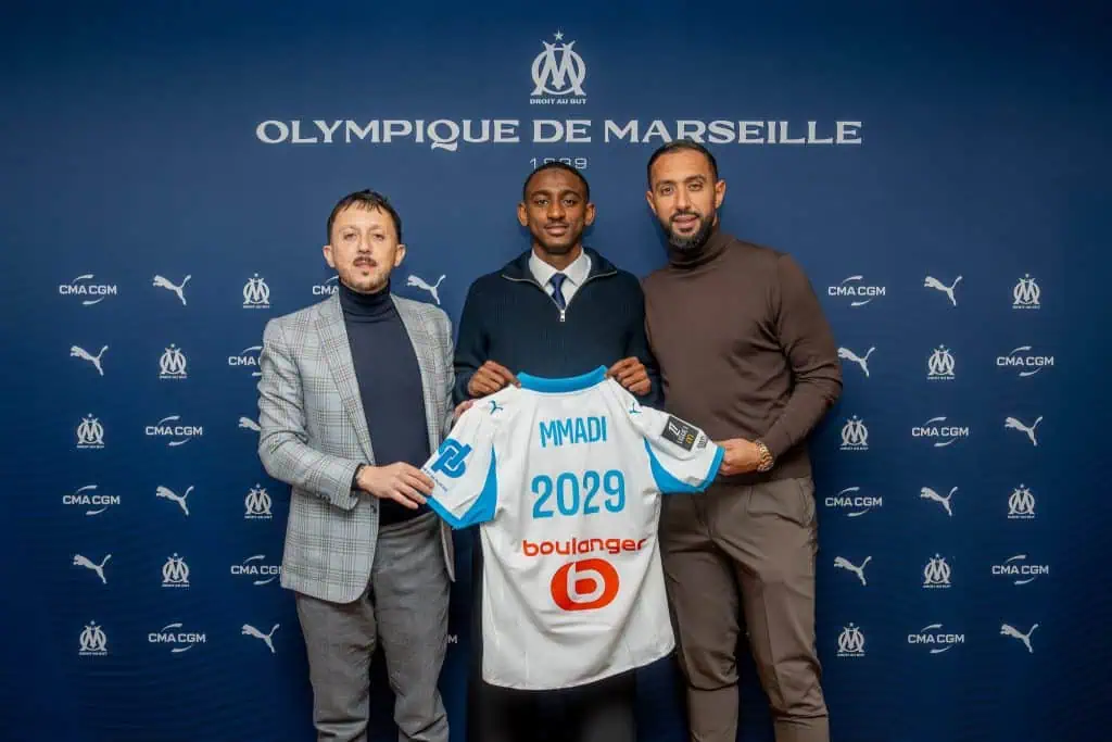 Mmadi signe son nouveau contrat chez les pros. ©OM